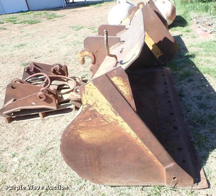 image for item DF1121 (2) loader buckets