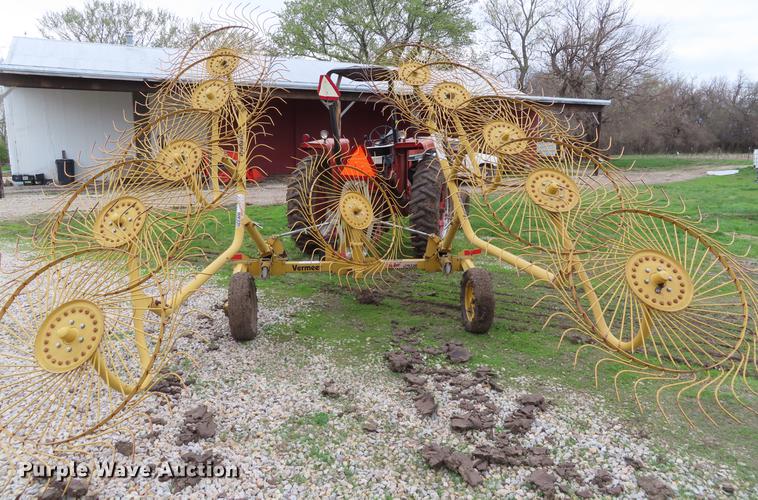 image for item DF7793 Vermeer WR220 hay rake