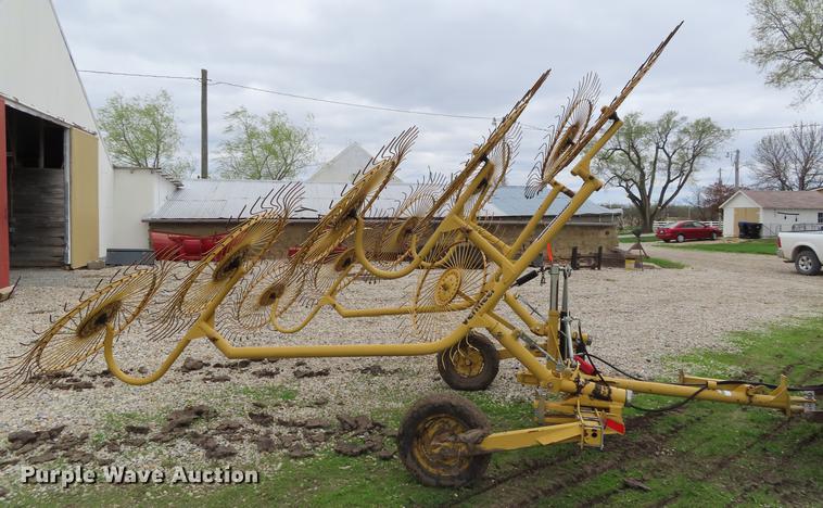 image for item DF7793 Vermeer WR220 hay rake