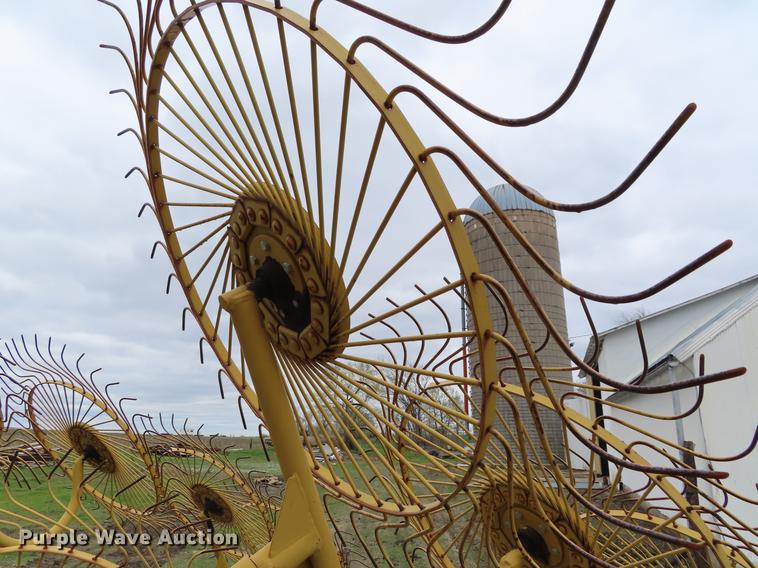 image for item DF7793 Vermeer WR220 hay rake