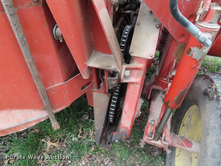 image for item DF7796 1992 New Holland 116 windrower
