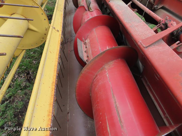 image for item DF7796 1992 New Holland 116 windrower