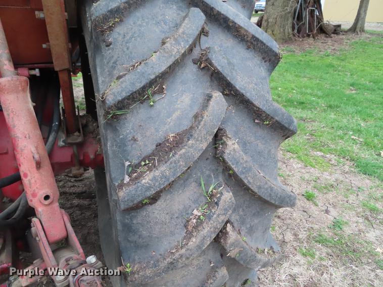 image for item DF7797 1974 International 766 tractor