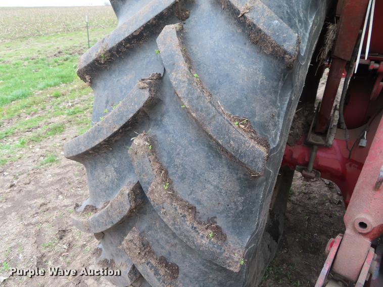 image for item DF7797 1974 International 766 tractor