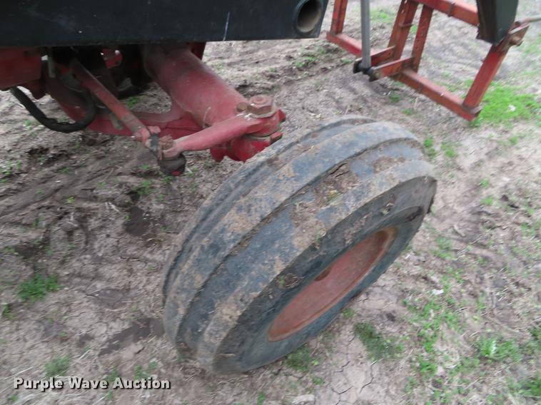 image for item DF7797 1974 International 766 tractor