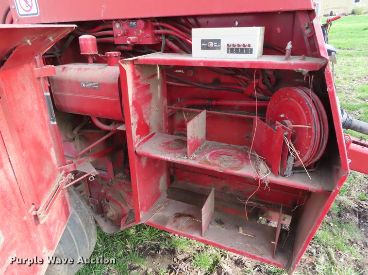 image for item DF7798 1992 Case IH 8460 round baler