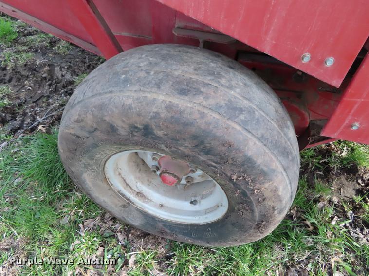 image for item DF7798 1992 Case IH 8460 round baler