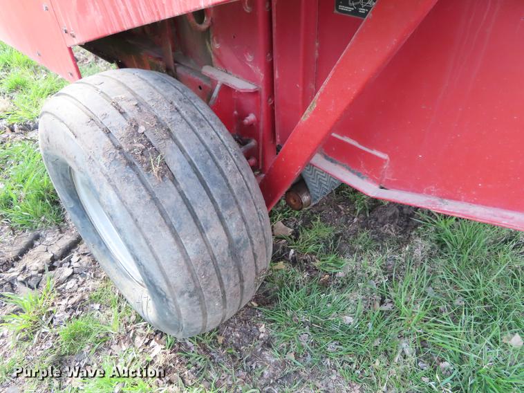 image for item DF7798 1992 Case IH 8460 round baler