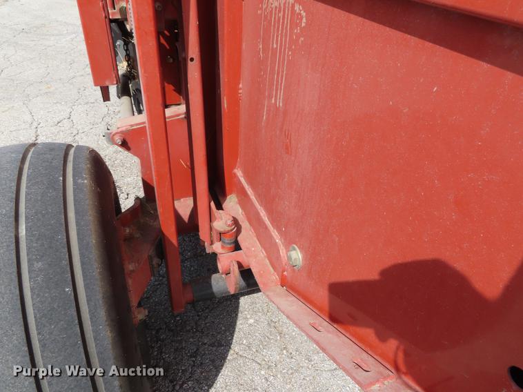 image for item DF7814 Hesston 745 round baler