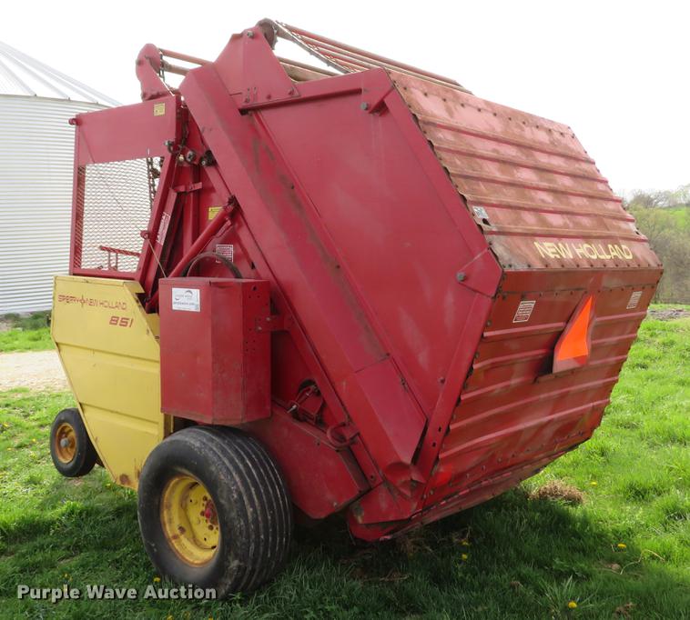 image for item DG3965 1981 New Holland 851 round baler