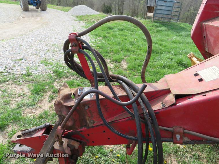 image for item DG3965 1981 New Holland 851 round baler