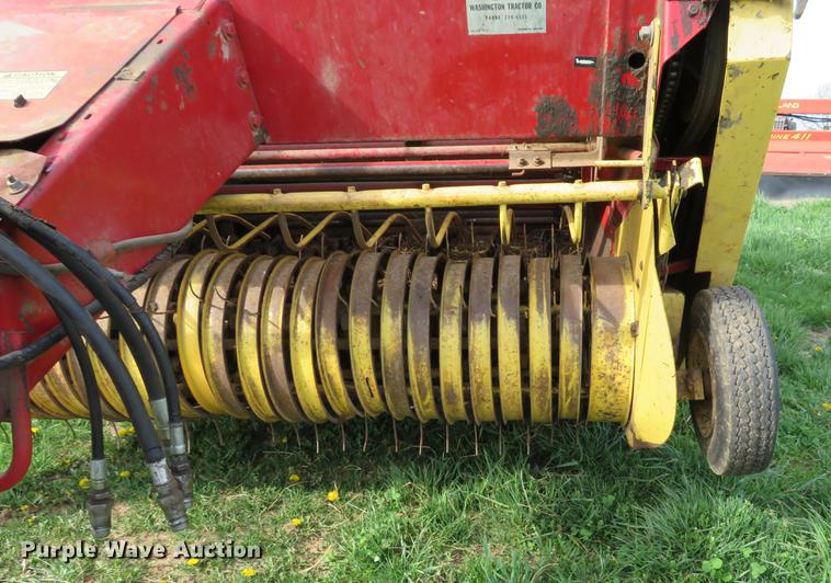image for item DG3965 1981 New Holland 851 round baler