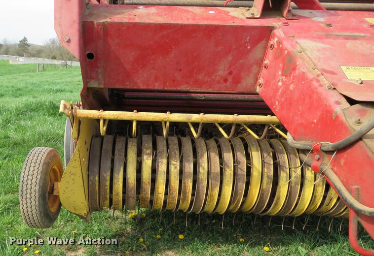 image for item DG3965 1981 New Holland 851 round baler