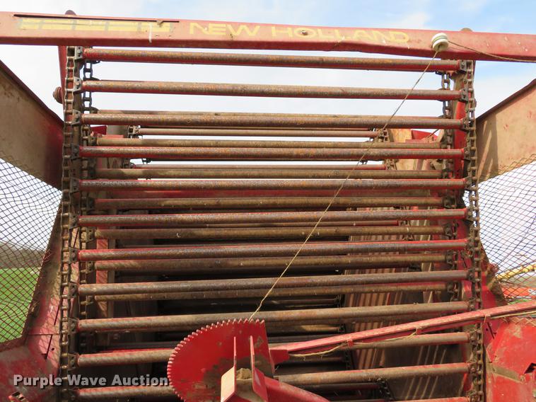 image for item DG3965 1981 New Holland 851 round baler