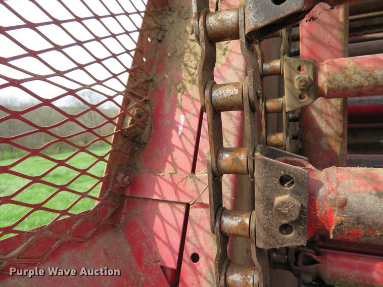 image for item DG3965 1981 New Holland 851 round baler