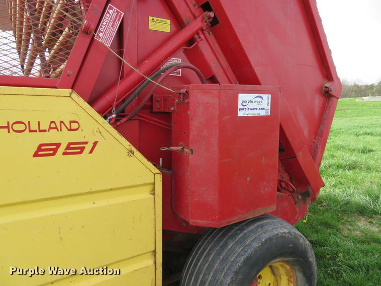 image for item DG3965 1981 New Holland 851 round baler