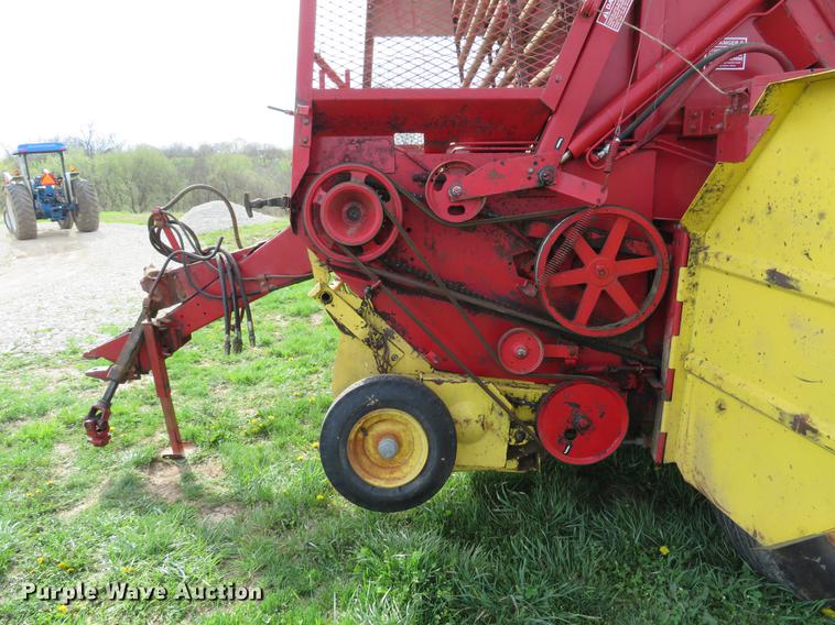image for item DG3965 1981 New Holland 851 round baler