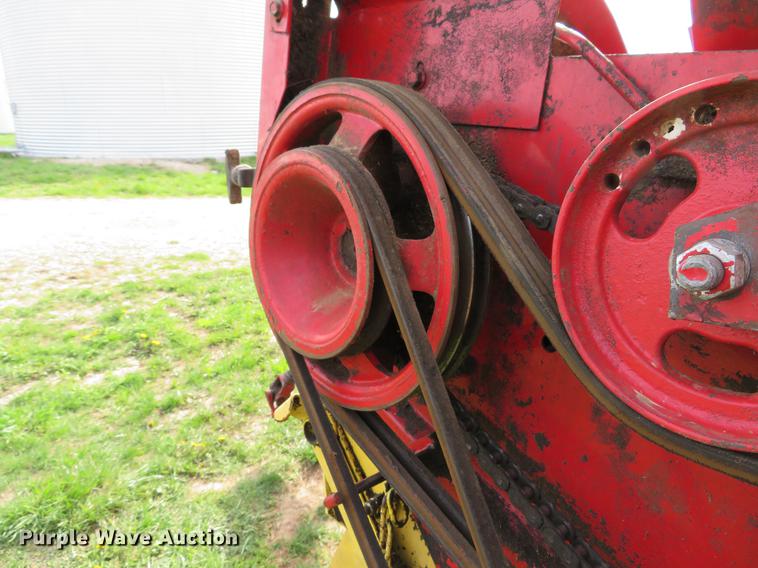 image for item DG3965 1981 New Holland 851 round baler