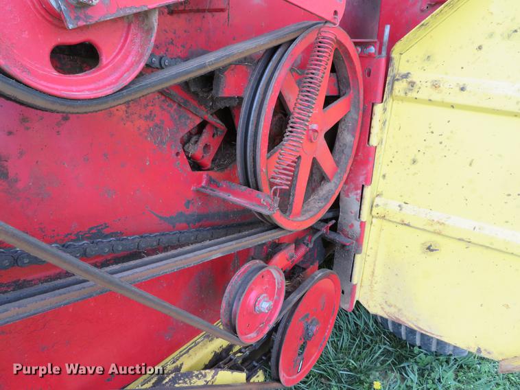 image for item DG3965 1981 New Holland 851 round baler