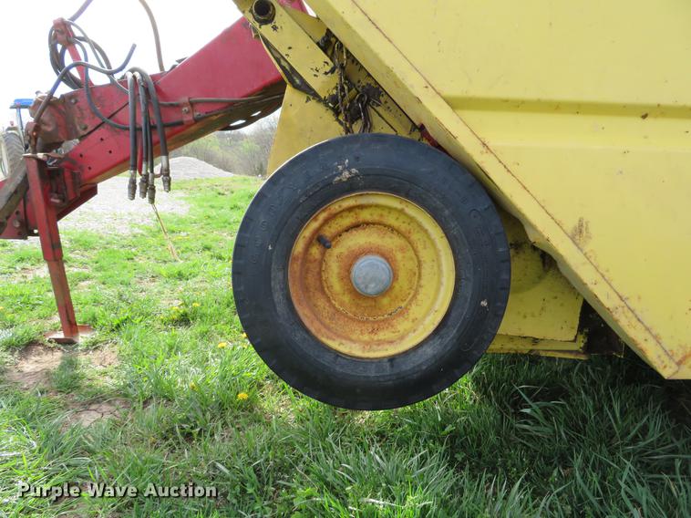 image for item DG3965 1981 New Holland 851 round baler