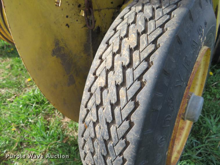 image for item DG3965 1981 New Holland 851 round baler