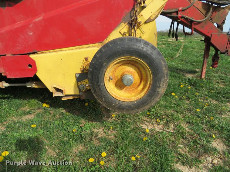 image for item DG3965 1981 New Holland 851 round baler