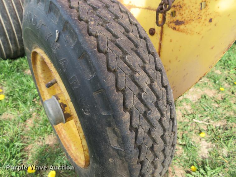 image for item DG3965 1981 New Holland 851 round baler