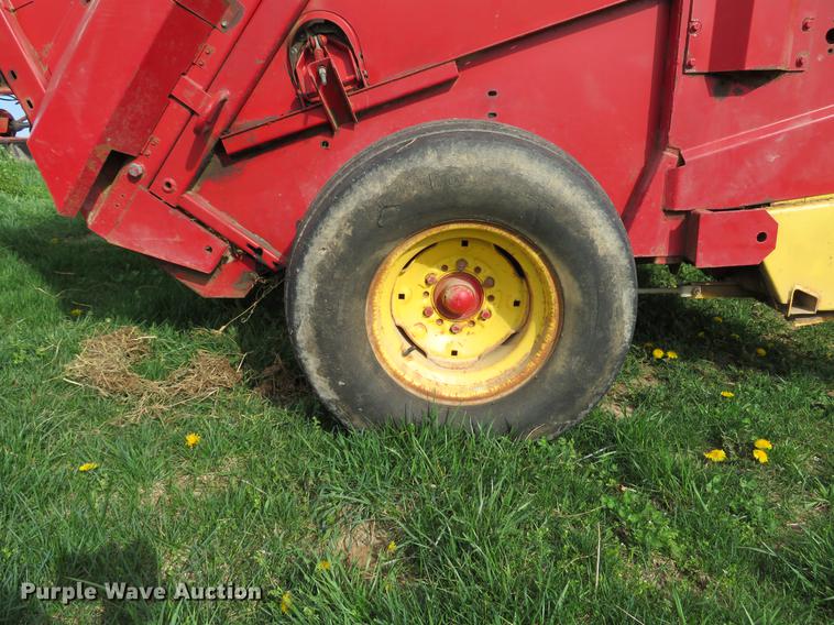 image for item DG3965 1981 New Holland 851 round baler