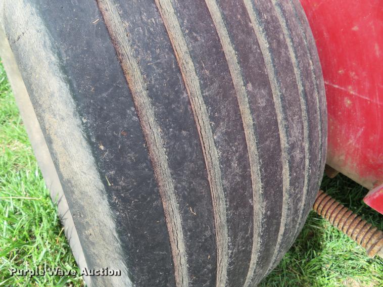 image for item DG3965 1981 New Holland 851 round baler