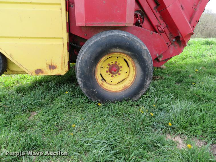 image for item DG3965 1981 New Holland 851 round baler