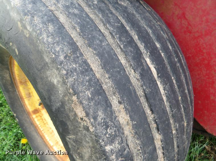 image for item DG3965 1981 New Holland 851 round baler