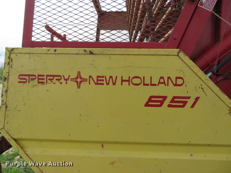 image for item DG3965 1981 New Holland 851 round baler