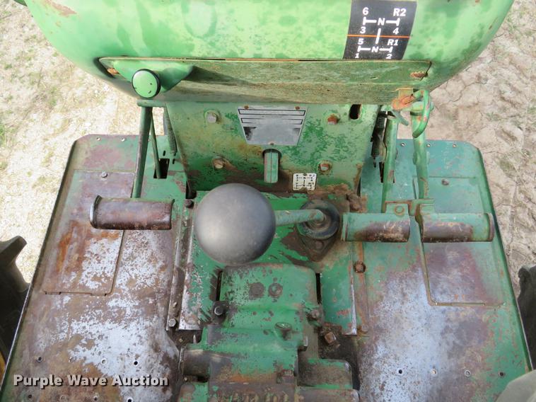 image for item DG3967 Oliver 1600 tractor