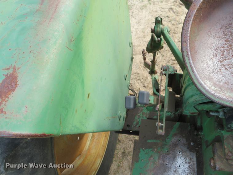 image for item DG3967 Oliver 1600 tractor