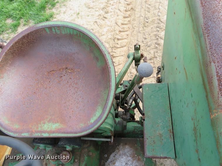 image for item DG3967 Oliver 1600 tractor