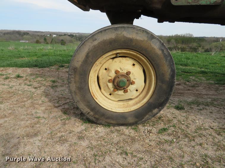 image for item DG3967 Oliver 1600 tractor