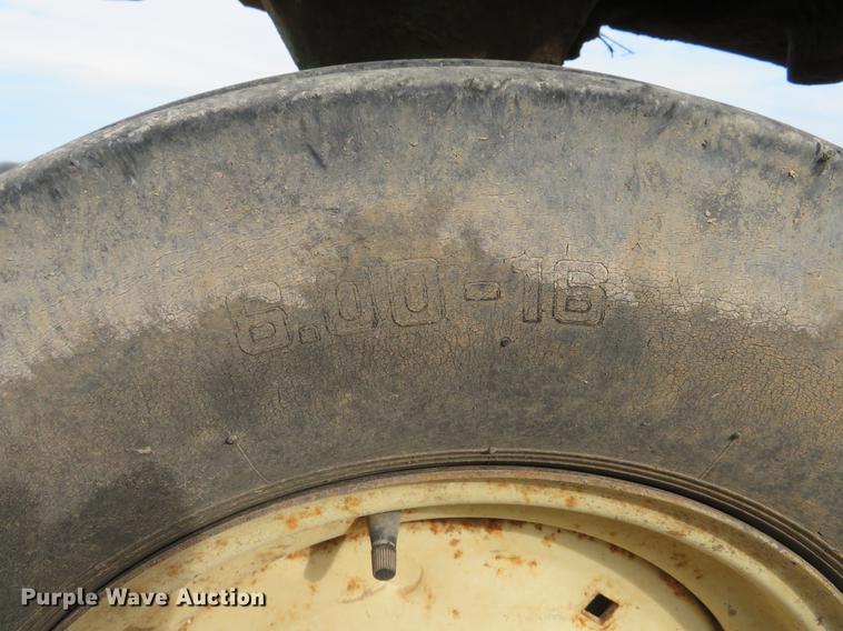 image for item DG3967 Oliver 1600 tractor