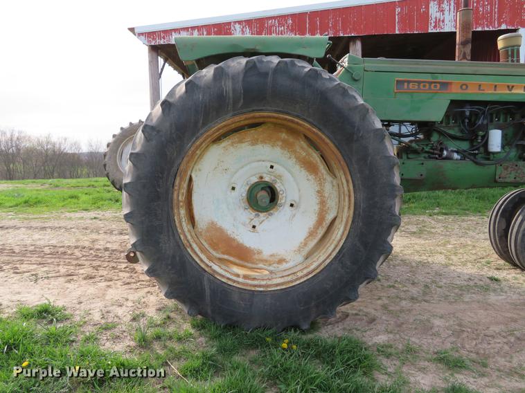image for item DG3967 Oliver 1600 tractor