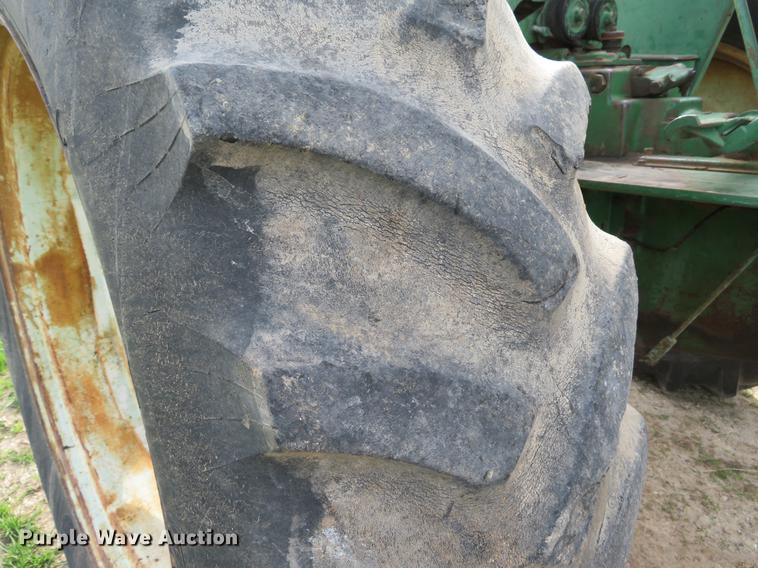 image for item DG3967 Oliver 1600 tractor