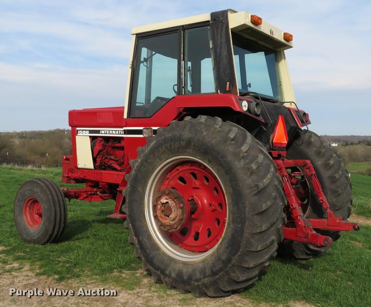 image for item DG3968 1979 International 1586 tractor