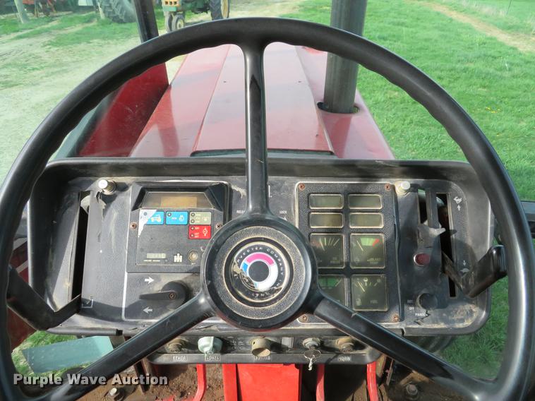 image for item DG3968 1979 International 1586 tractor