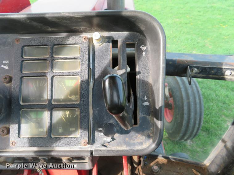 image for item DG3968 1979 International 1586 tractor