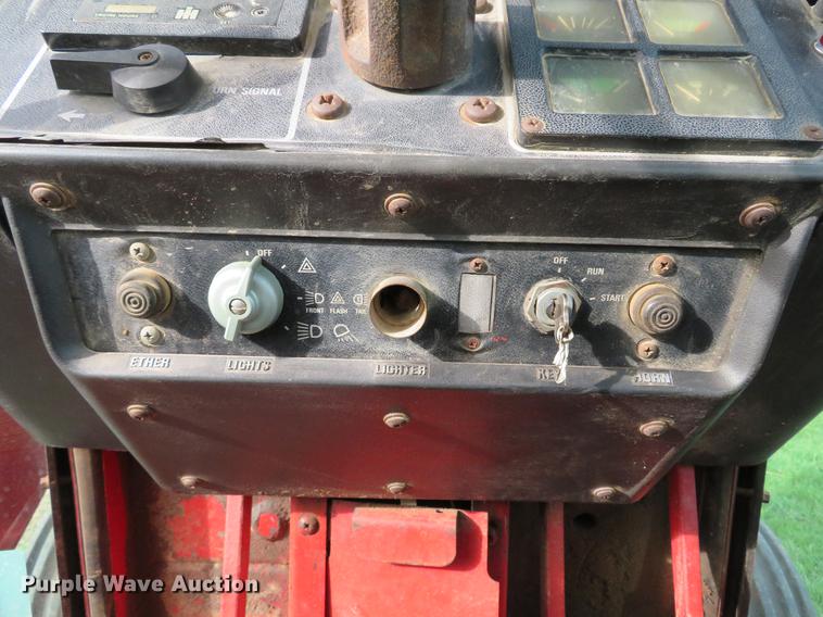 image for item DG3968 1979 International 1586 tractor