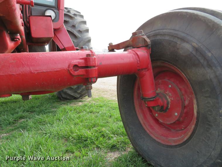 image for item DG3968 1979 International 1586 tractor