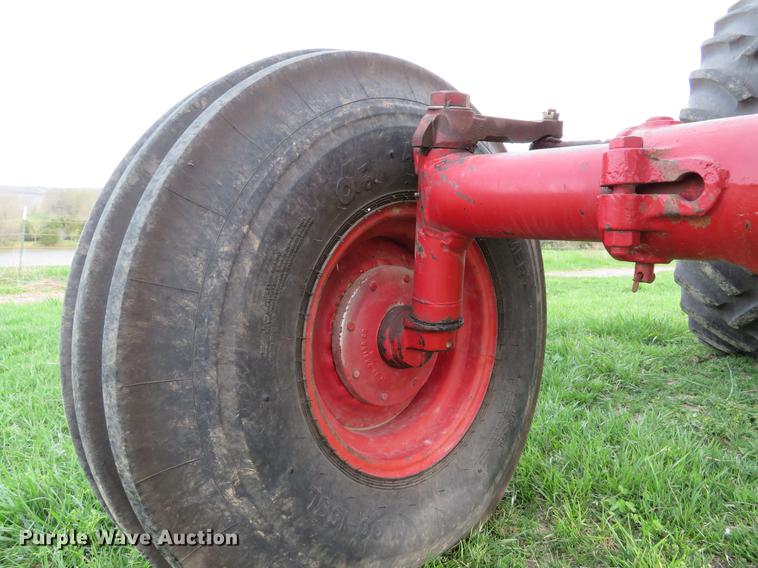 image for item DG3968 1979 International 1586 tractor