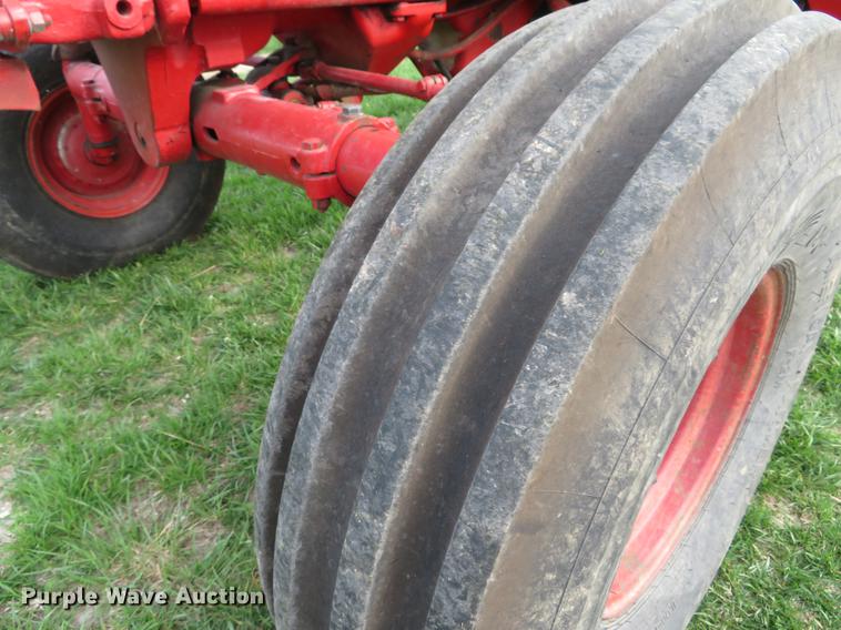 image for item DG3968 1979 International 1586 tractor