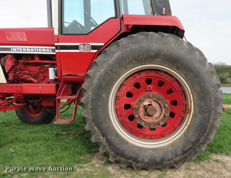 image for item DG3968 1979 International 1586 tractor