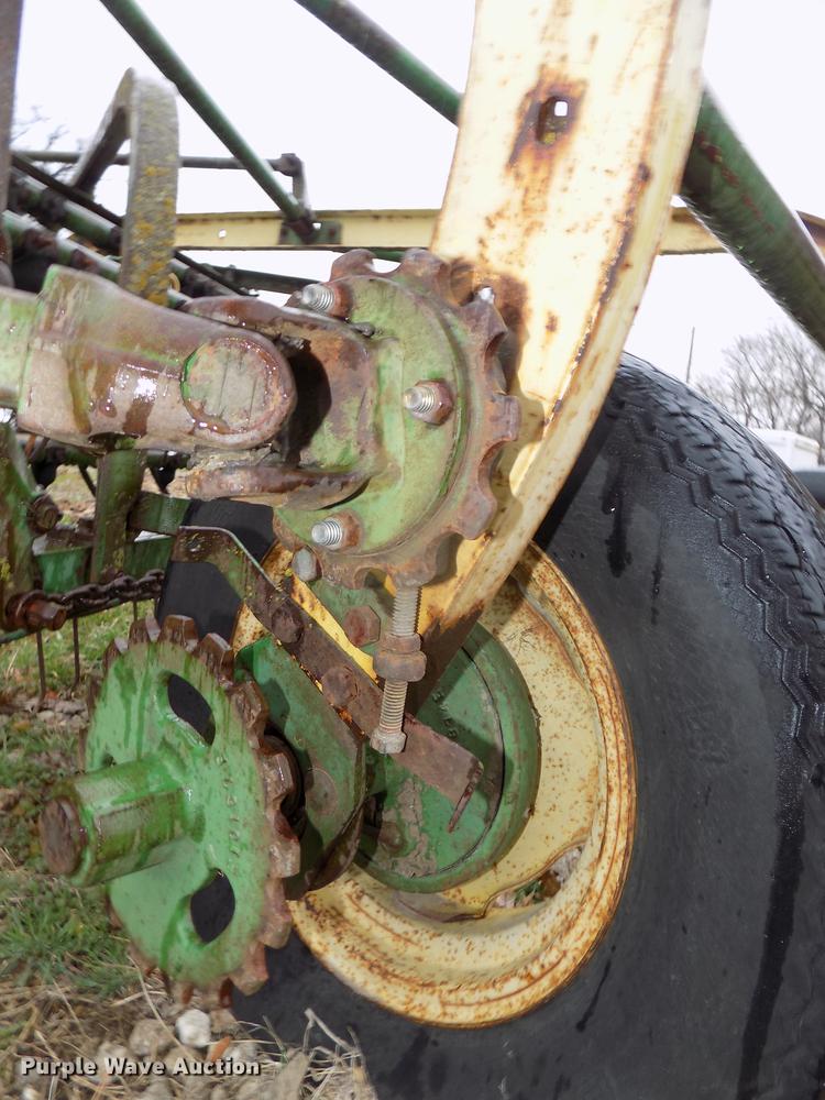 image for item DZ9680 John Deere 894A hay rake