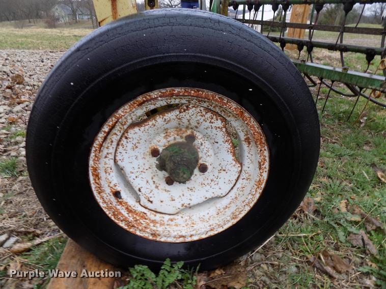 image for item DZ9680 John Deere 894A hay rake