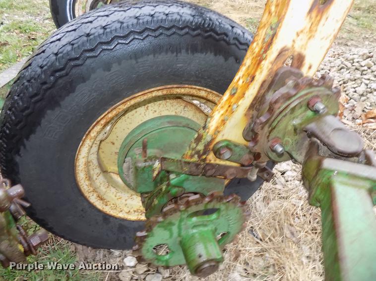 image for item DZ9680 John Deere 894A hay rake